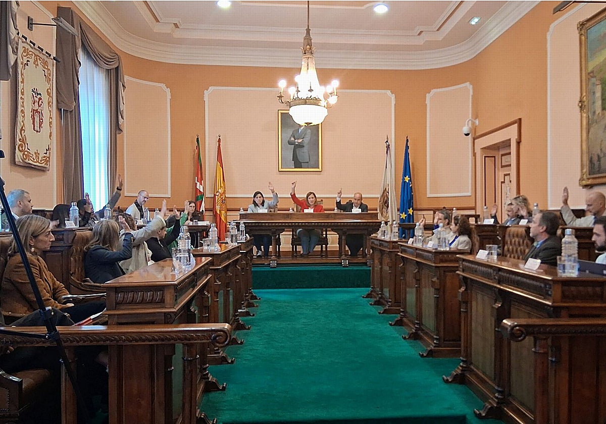 Los concejales del Gobierno municipal votan a favor de la actualización de las tasas e impuestos.
