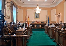 Los concejales del Gobierno municipal votan a favor de la actualización de las tasas e impuestos.