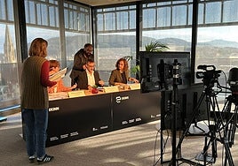 Los responsables de Fomento, Yesenia Otamendi, Iñigo Olaizola y Ainhoa Aldasoro, el 26 de septiembre antes de comenzar la defensa de la candidatura.