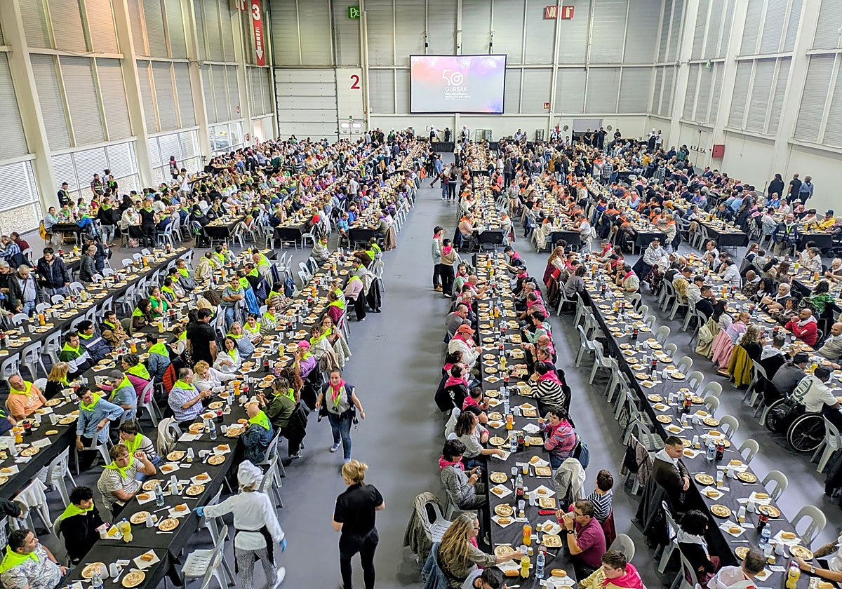 La gran familia de Gureak, con sus pañuelos de colores, ha disfrutado de una comida.