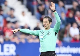 Munuera Montero señala un fuera de juego durante un partido