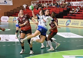 Maddi Bengoetxea arma el brazo para lanzar a portería con el Elda.