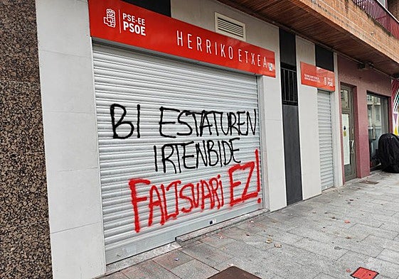 Una de las pintadas aparecidas en la Casa del Pueblo de Tolosa