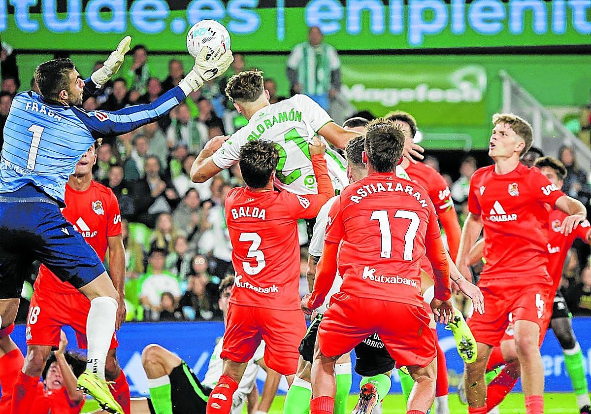 Fraga palmea el balón en la jugada del gol anulado al Racing.
