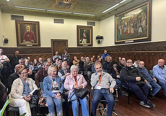 El salón de Plenos de Urretxu este viernes, repleto de expertos y coleccionistas participantes en la feria de fósiles y minerales que permanece abierta hasta el domingo en el frontón Ederrena.