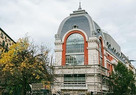 La empresa Sade terminó el viernes de descubrir la fachada de lo que será el nuevo Hotel Palacio Bellas Artes, cuya actividad se iniciará el año que viene. Tras tres años dedicados a la rehabilitación del emblemático edificio, diseñado en 1914 por el arquitecto Ramón Cortázar, se puede apreciar la cúpula y las fachadas recuperadas, sin la lona y los andamios que hasta ahora preservaban los trabajos de reforma.