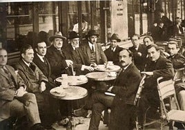 Unamuno en París –el quinto por la izquierda–, presidiendo una tertulia de intelectuales españoles exiliados, con Eduardo Ortega y Gasset entre otros.