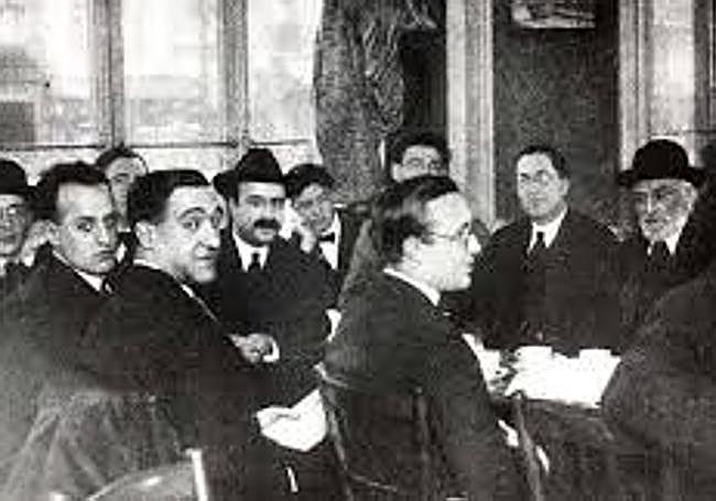 El escritor en París, con Ortega y Gasset a su derecha, Vicente Blasco Ibañez y otros exiliados