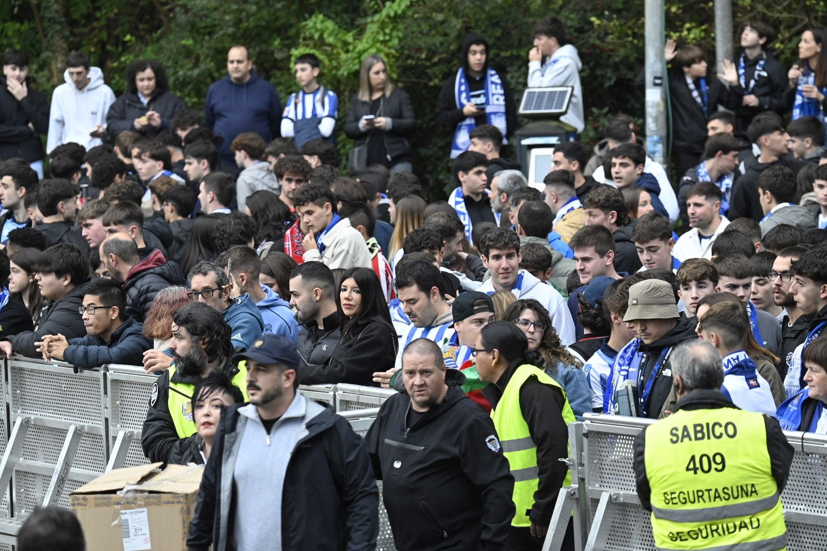 Gran ambiente previo al derbi en Donostia