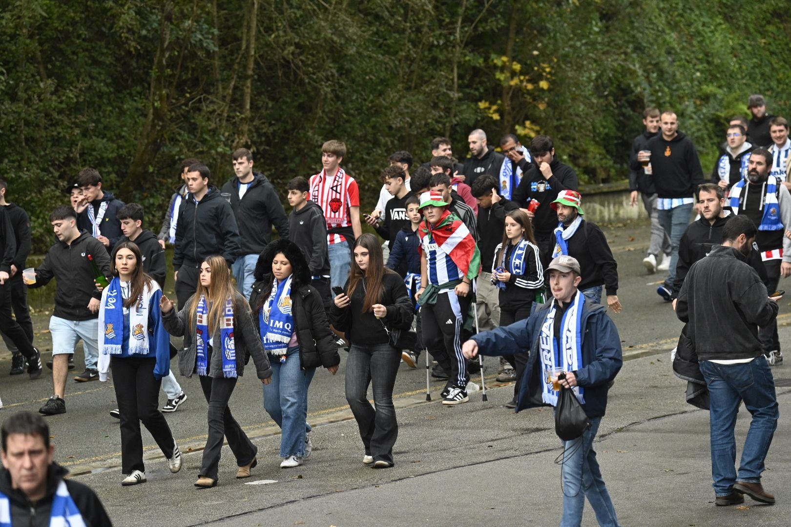 Gran ambiente previo al derbi en Donostia