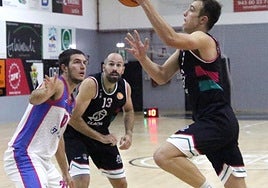Eneko Martinez entra a canasta bajo la mirada de Aitzol.