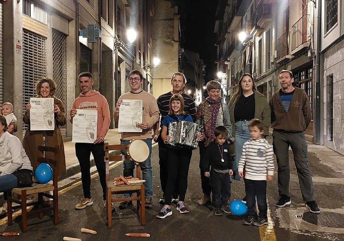 Kaletarrak eta udal arduraduna, Bustinzuriko Errebalean bertan egindako aurkezpenean.