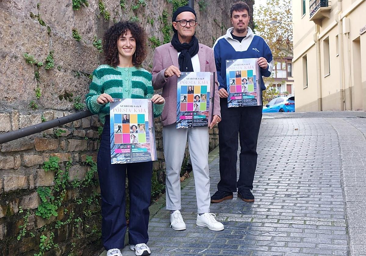 Ainhoa Salaberria, Juan Ramón Makuso y Aitzol Saizar con el cartel de la nueva edición de Poesia Kaia ayer, en Lezo.