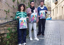Ainhoa Salaberria, Juan Ramón Makuso y Aitzol Saizar con el cartel de la nueva edición de Poesia Kaia ayer, en Lezo.