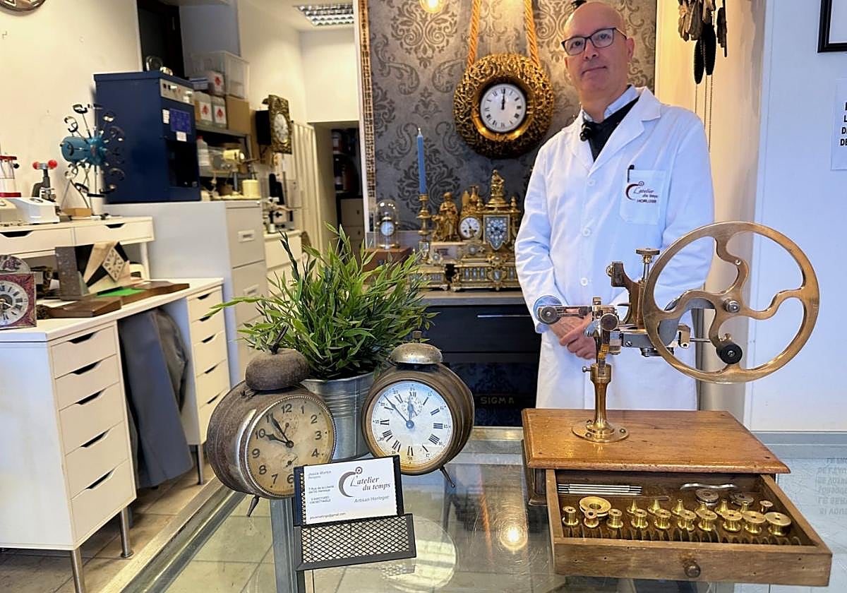 Jesús Martín en su relojería, taller de restauración de relojes en la Rue de la Liberté,7 de Hendaya.