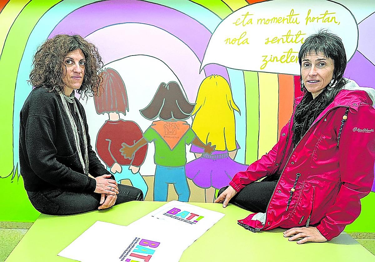 Amagoia Martín y Esti Etxebarria, en un aula de la ikastola Abendaño de Vitoria.