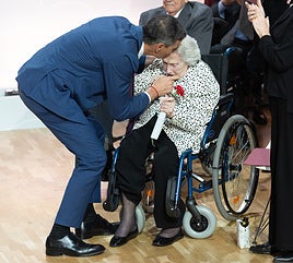 Pedro Sánchez, con la sobrina de Federico García Lorca, el pasado viernes en un acto de reconocimiento a las víctimas de la Guerra Civil y la represión franquista.