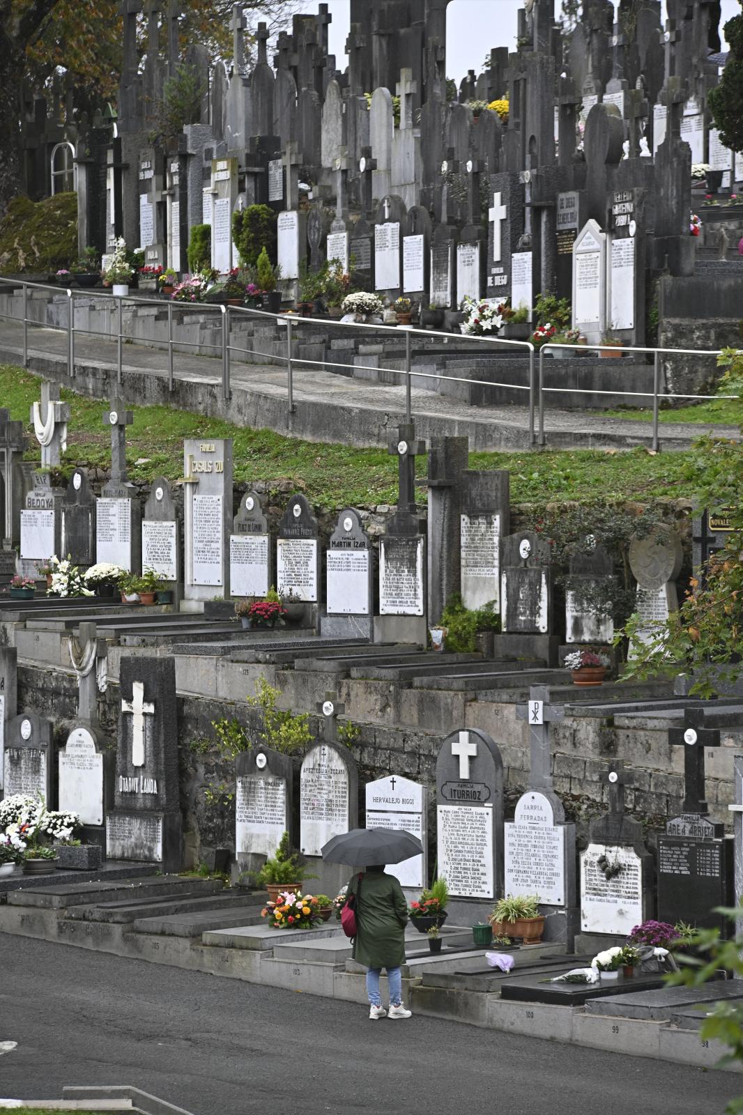 Los guipuzcoanos se acercan a los cementerios