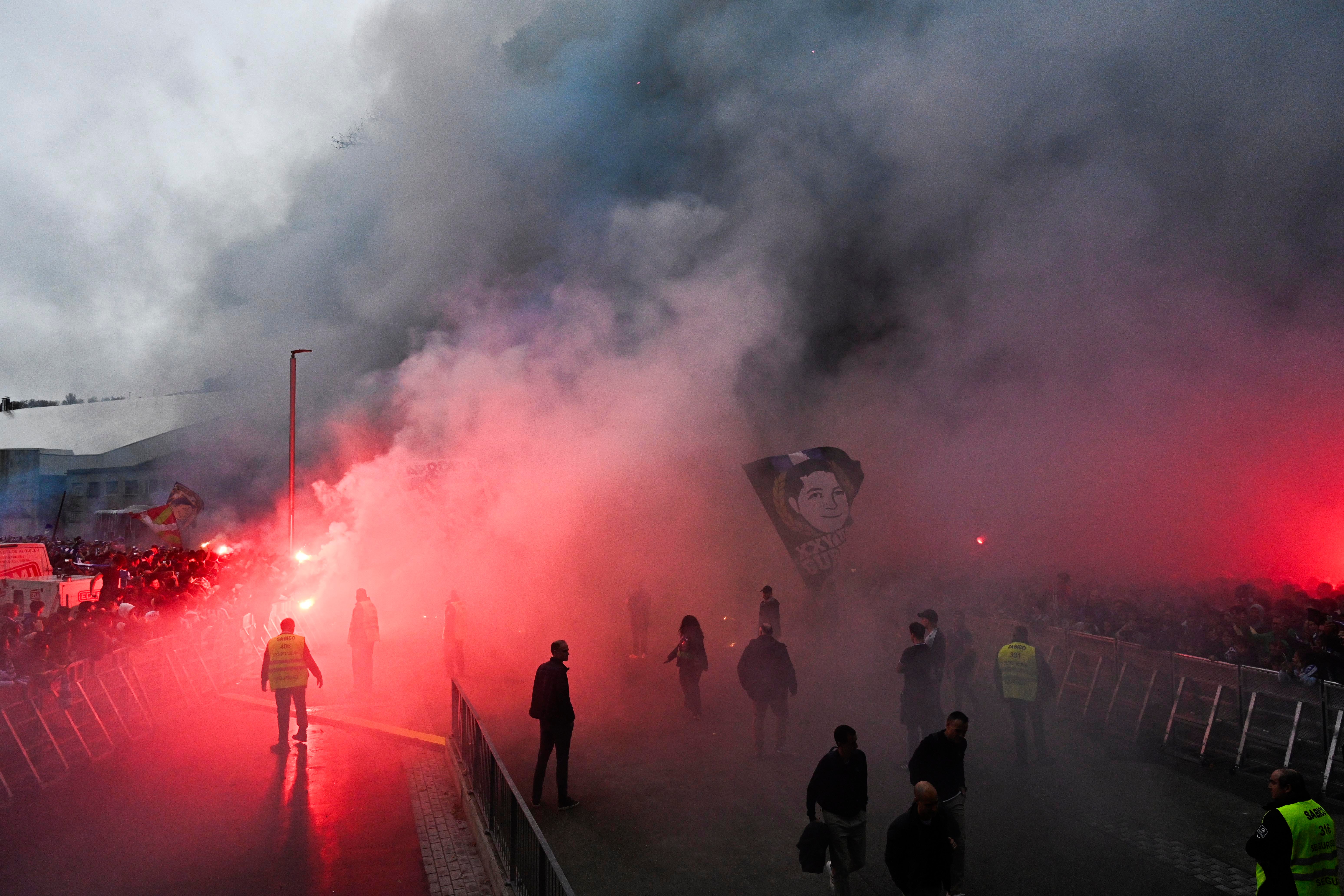 Colorido txuri-urdin en el recibimiento a los jugadores de la Real Sociedad