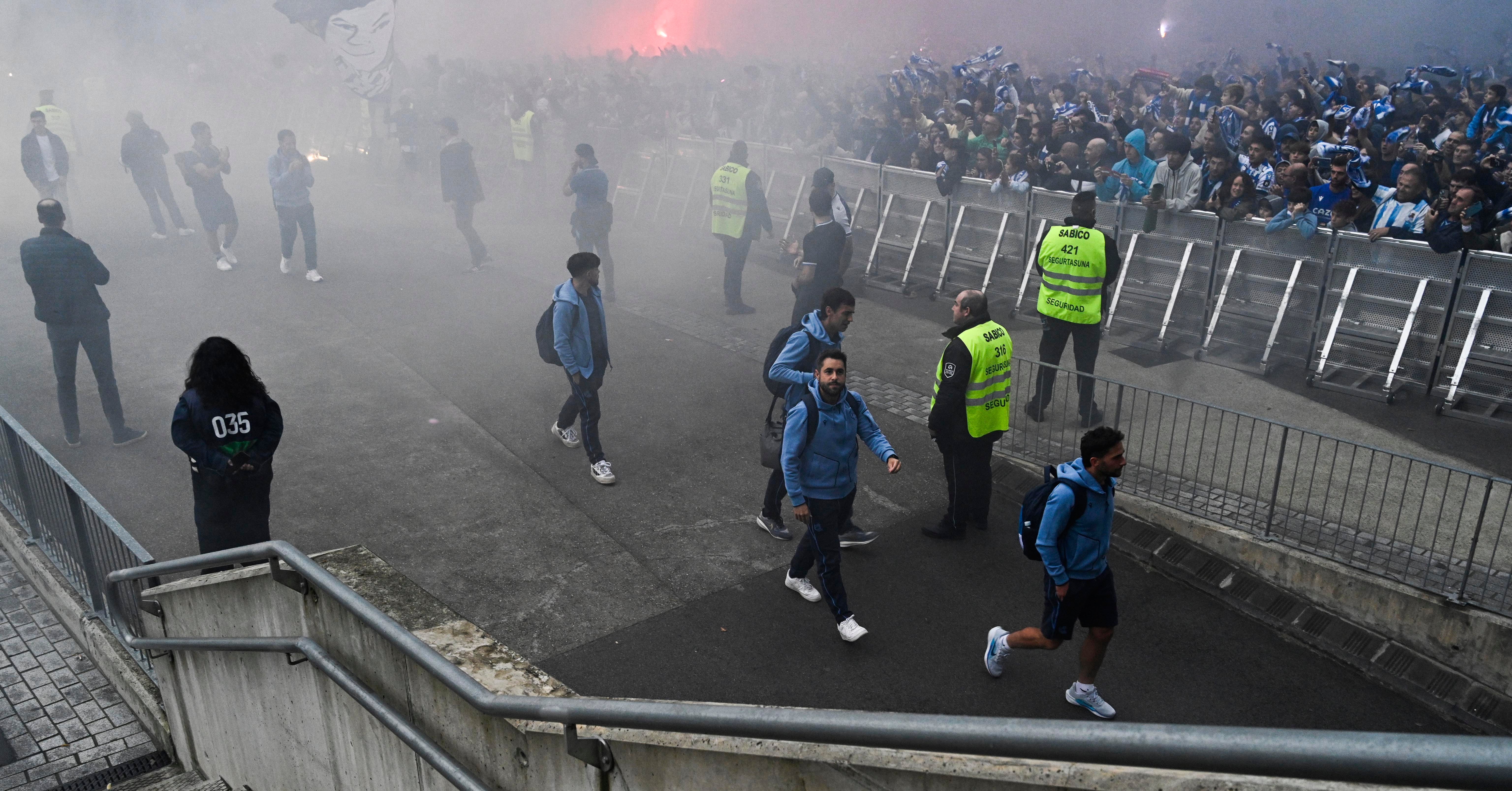 Colorido txuri-urdin en el recibimiento a los jugadores de la Real Sociedad