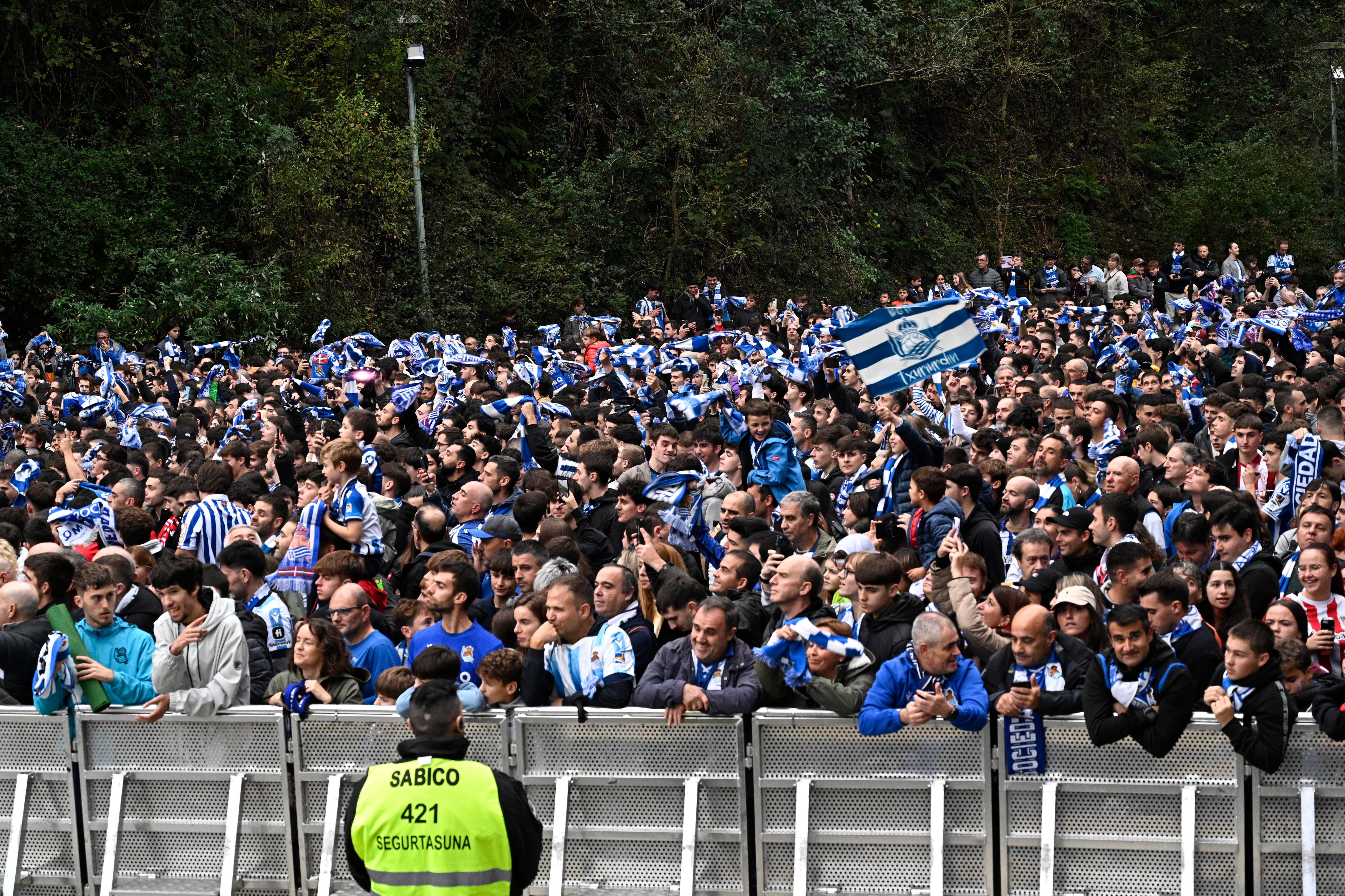 Colorido txuri-urdin en el recibimiento a los jugadores de la Real Sociedad