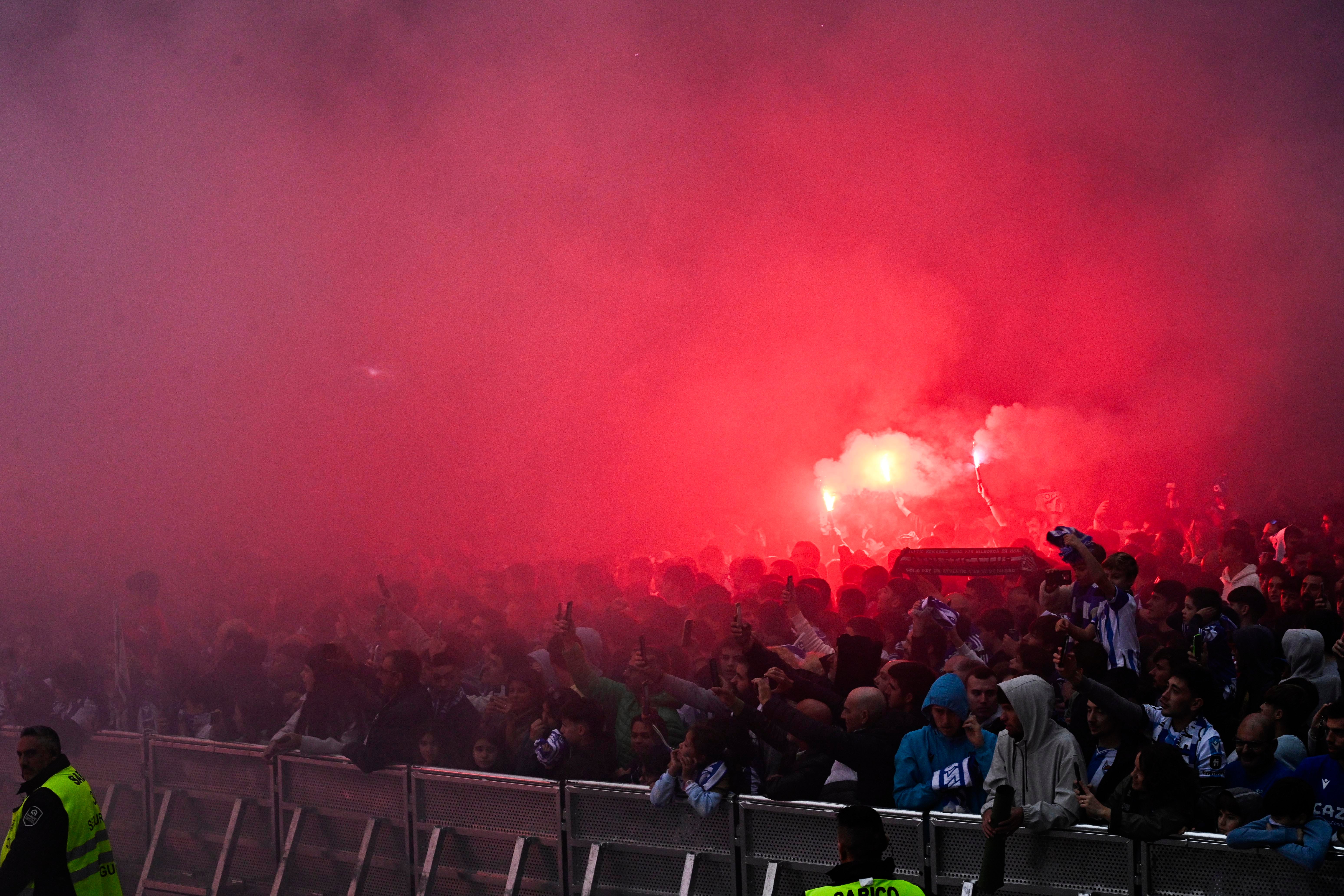 Colorido txuri-urdin en el recibimiento a los jugadores de la Real Sociedad
