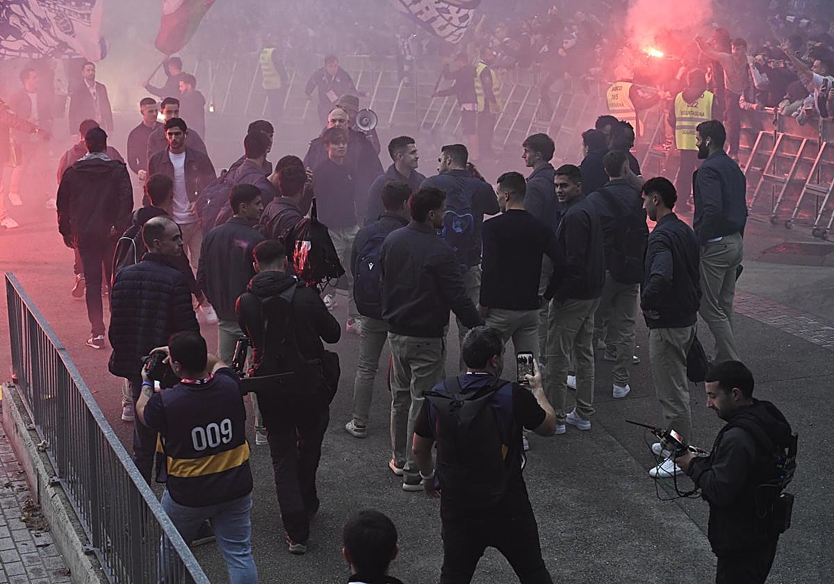 Colorido txuri-urdin en el recibimiento a los jugadores de la Real Sociedad