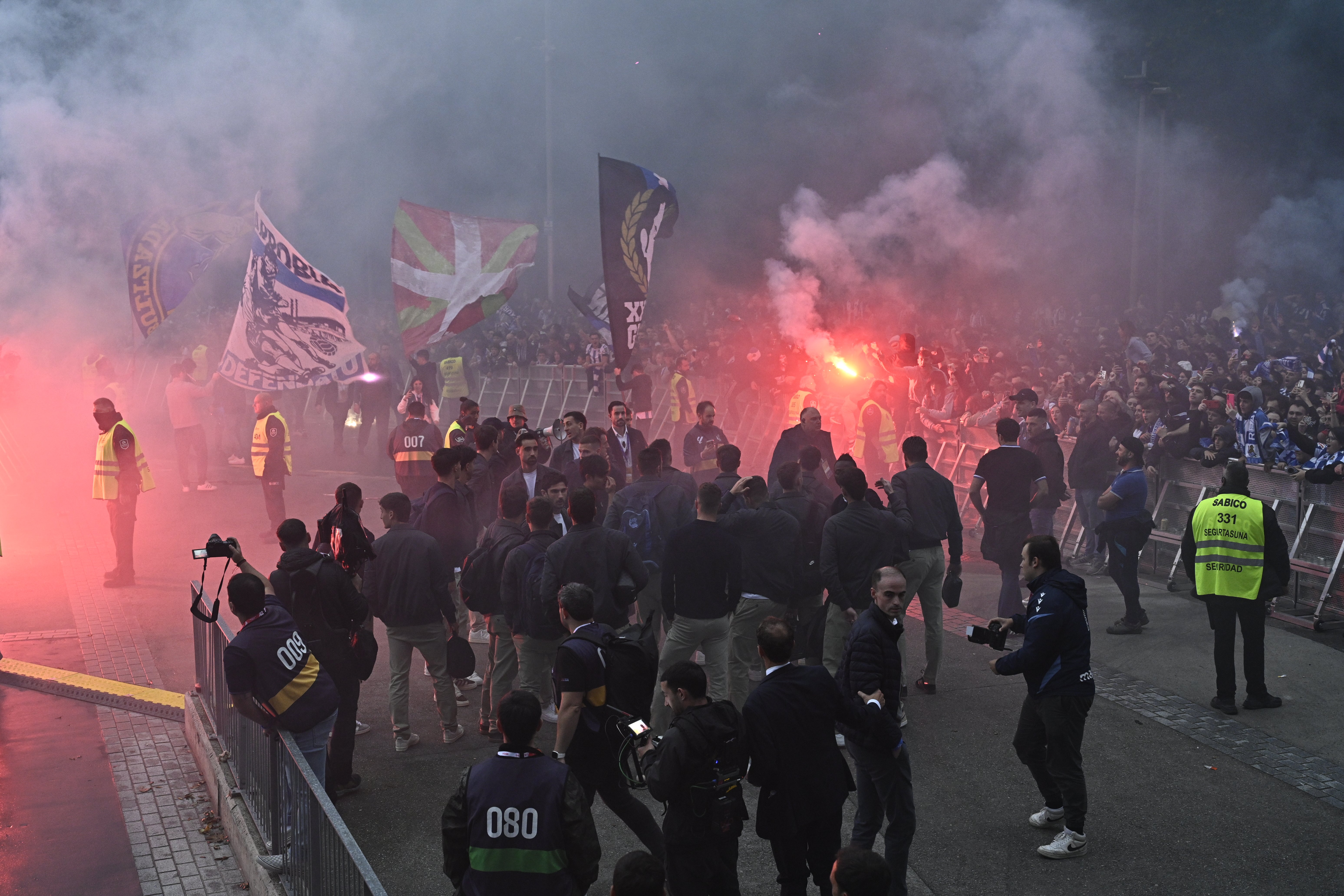 Colorido txuri-urdin en el recibimiento a los jugadores de la Real Sociedad