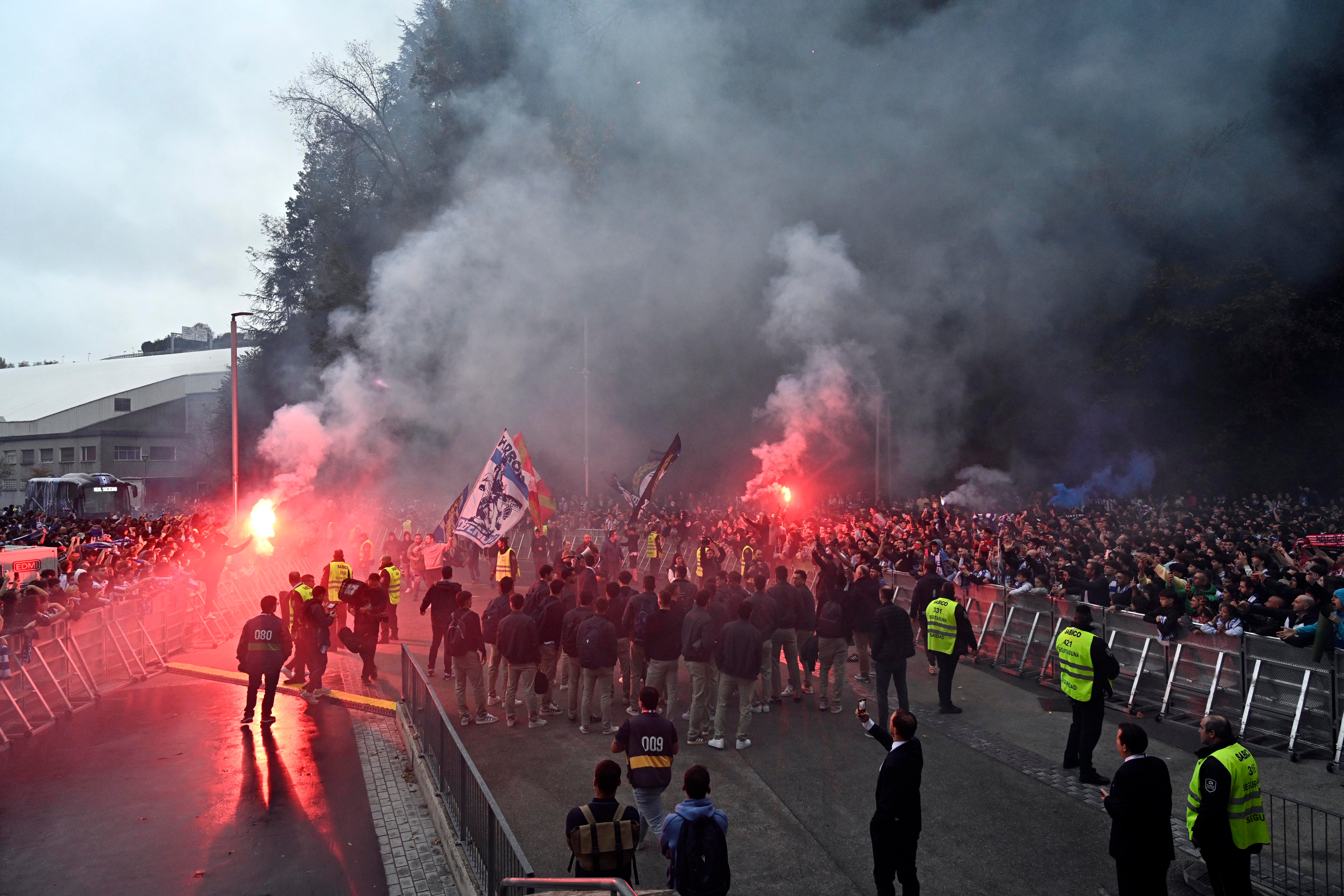 Colorido txuri-urdin en el recibimiento a los jugadores de la Real Sociedad