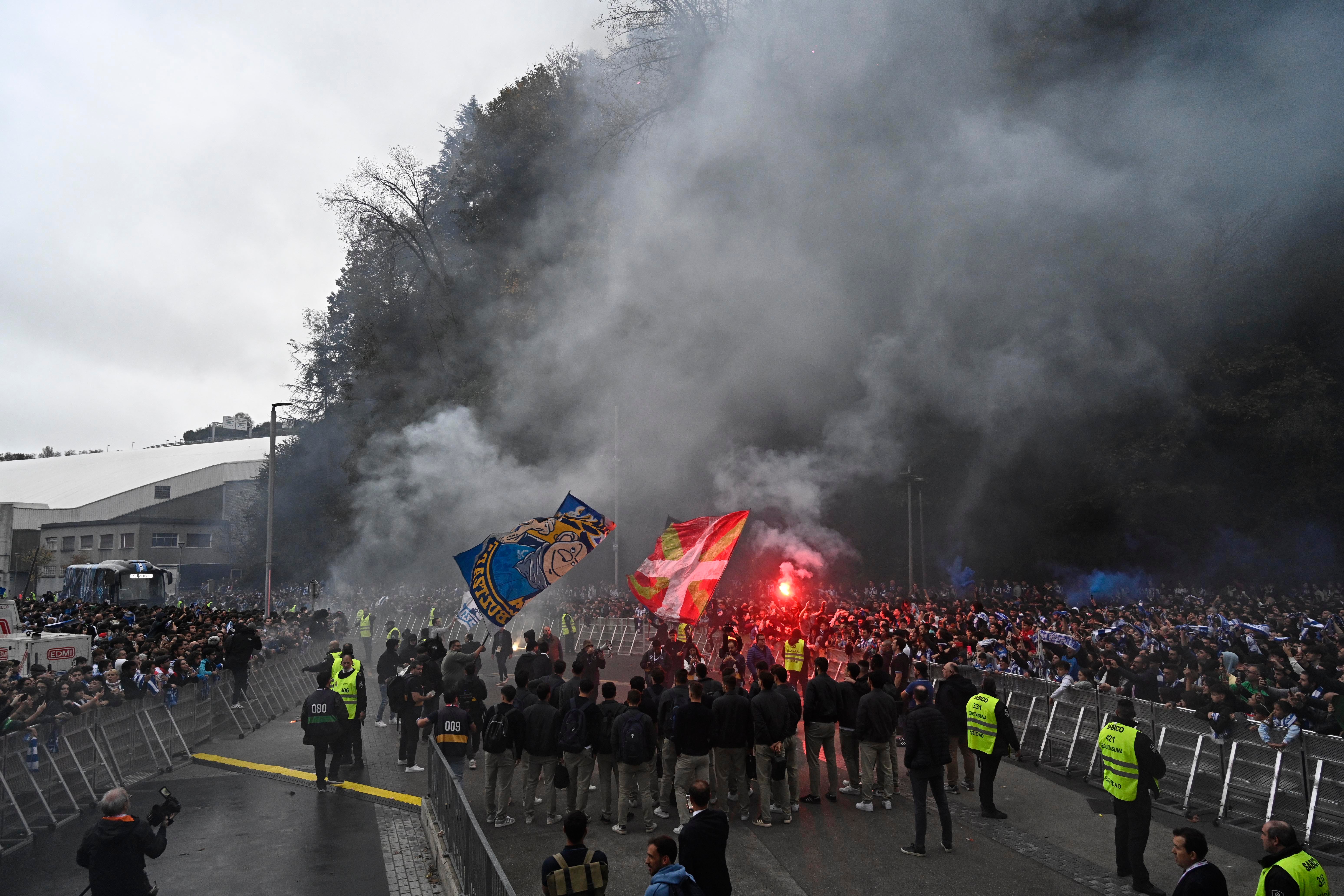 Colorido txuri-urdin en el recibimiento a los jugadores de la Real Sociedad