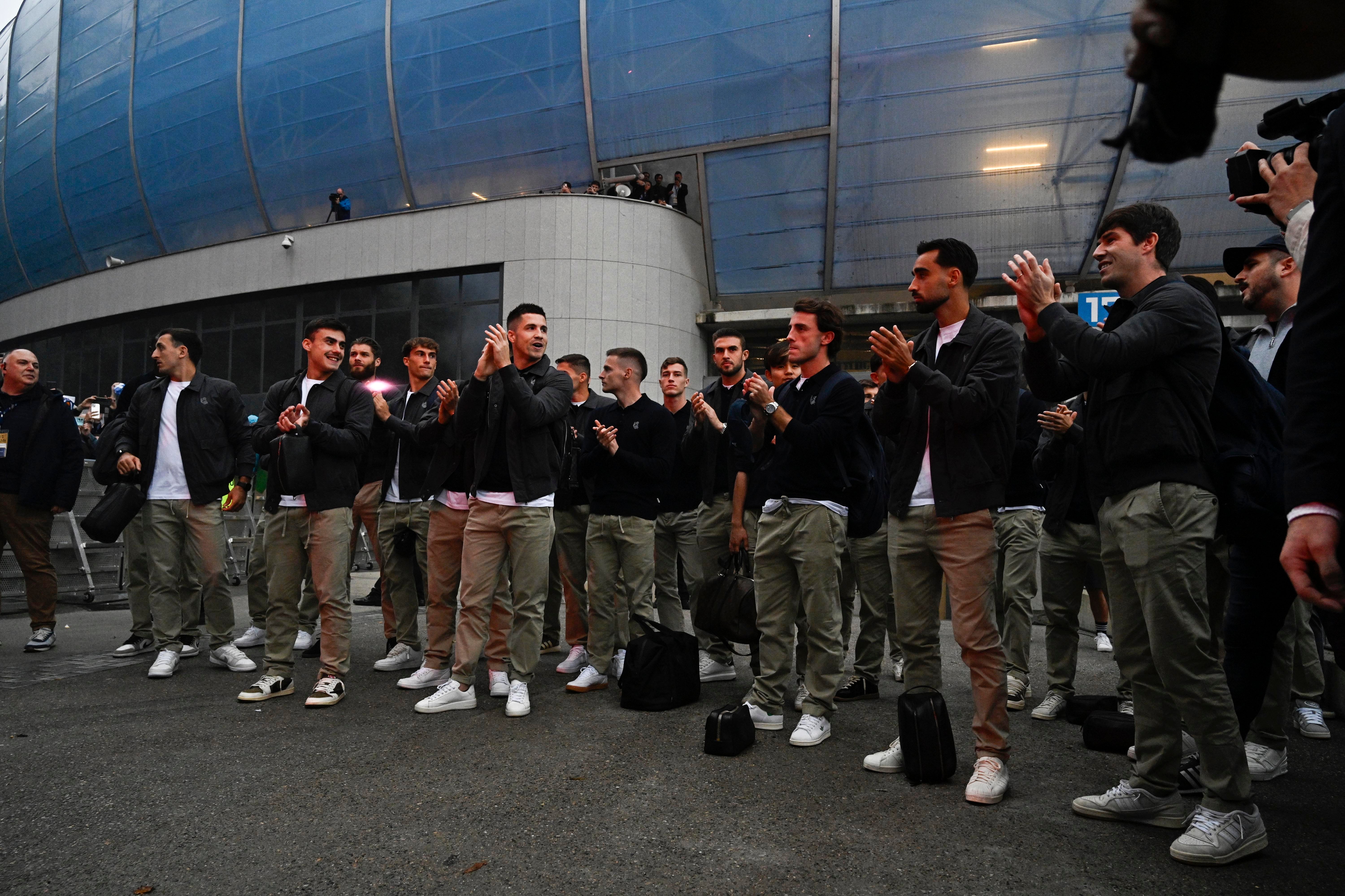 Colorido txuri-urdin en el recibimiento a los jugadores de la Real Sociedad