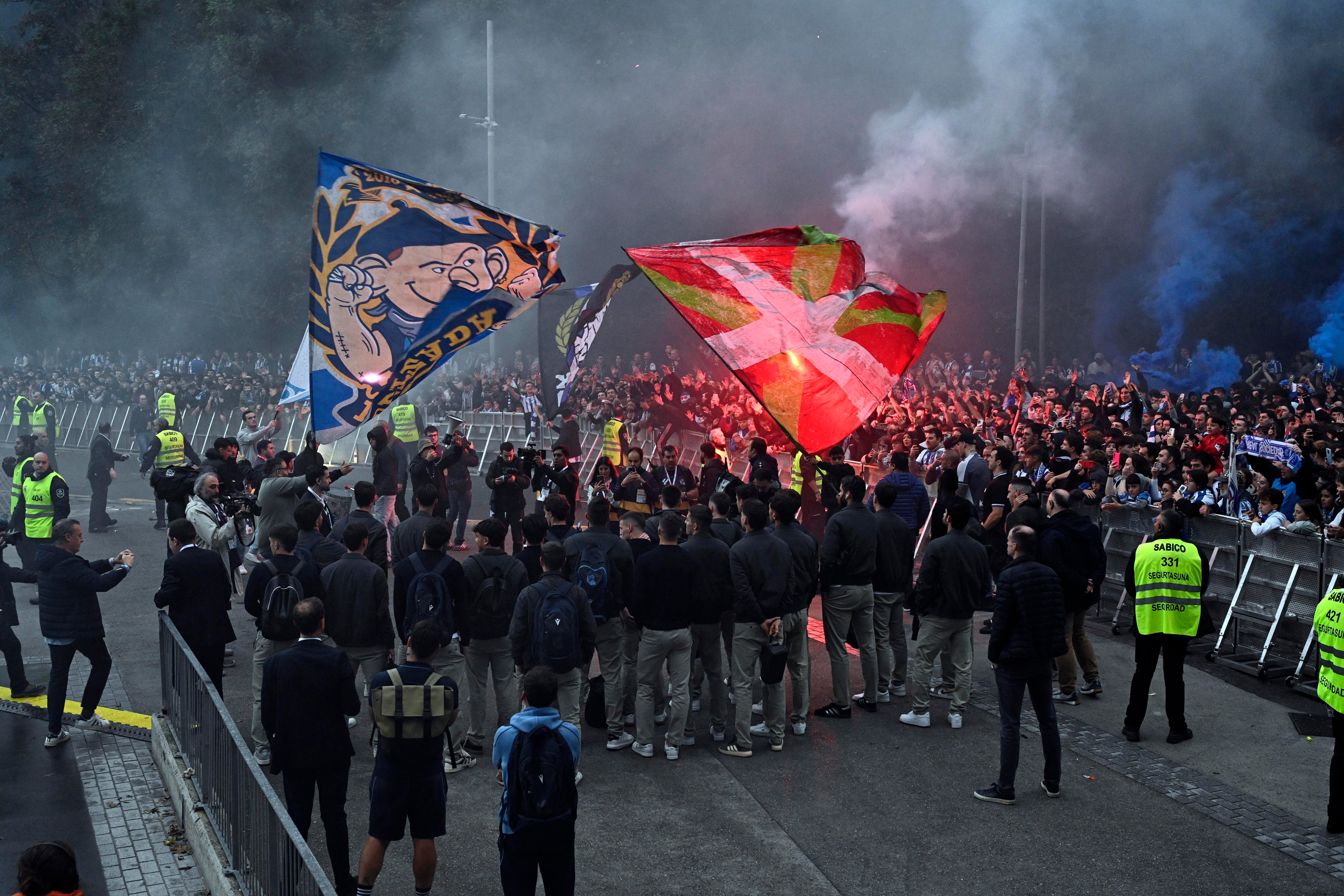 Colorido txuri-urdin en el recibimiento a los jugadores de la Real Sociedad