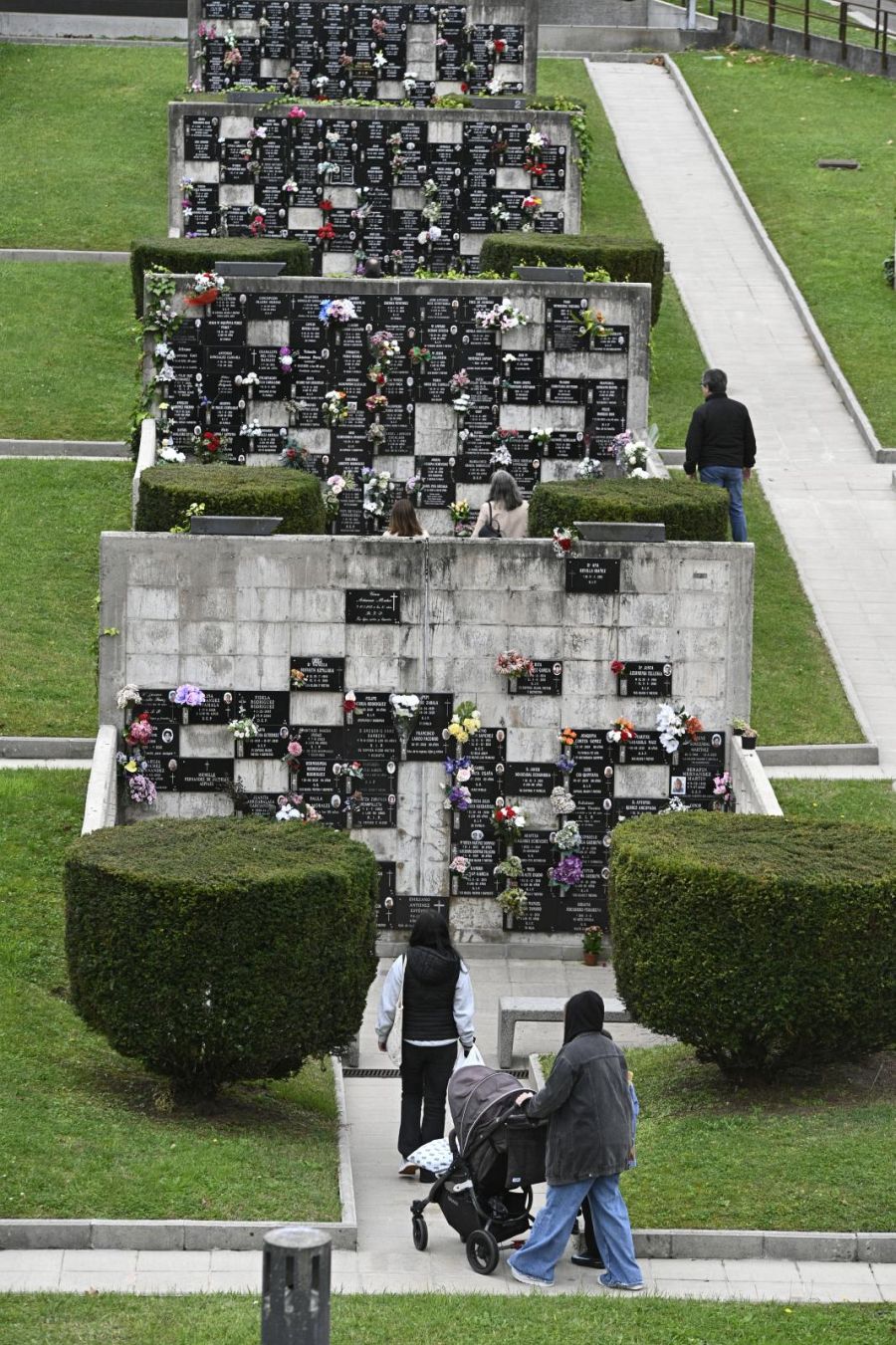 Los guipuzcoanos se acercan a los cementerios