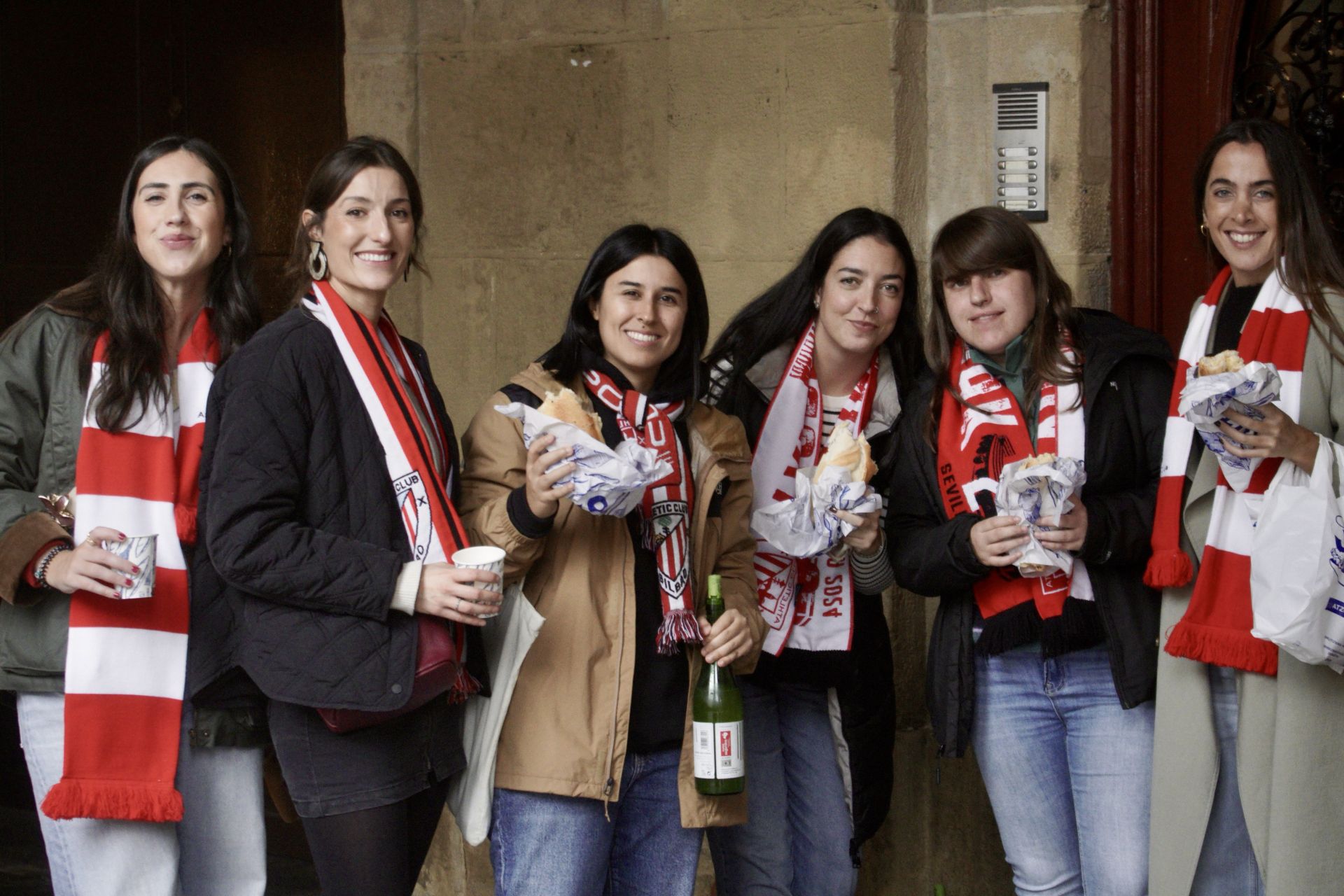 Gran ambiente previo al derbi en Donostia