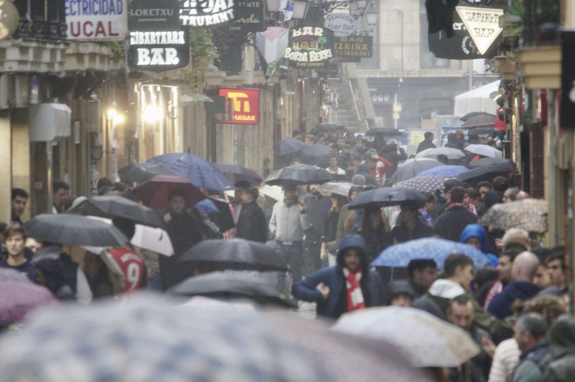Gran ambiente previo al derbi en Donostia