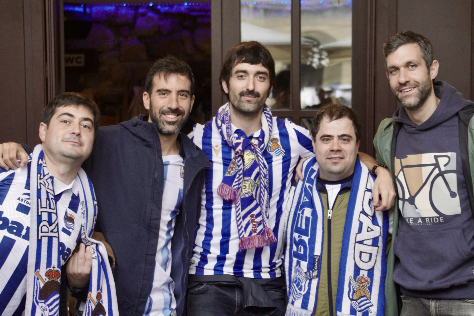 Gran ambiente previo al derbi en Donostia