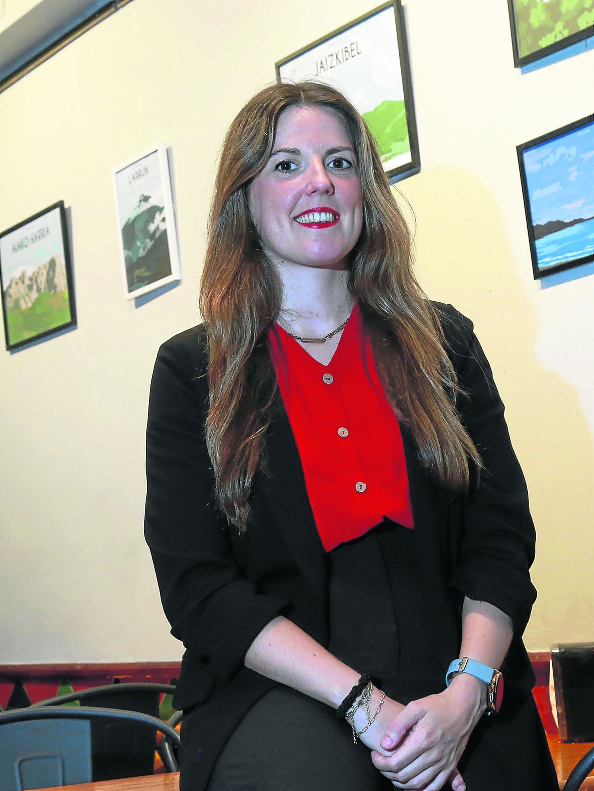 Miriam Merinoen el Kabigorri, dondeestán expuestas sus ilustraciones.