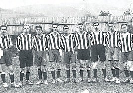 Eugenio Acha, tercero por la izquierda, en el Lagun Artea eibarrés, de 1912.