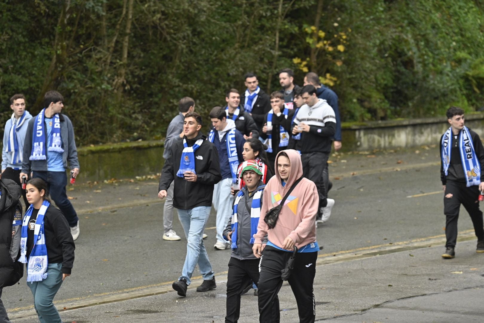 Gran ambiente previo al derbi en Donostia