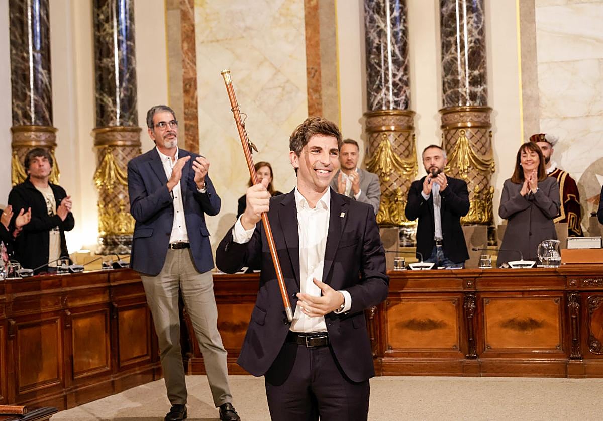 Jon Insausti mostrando la makila al público.