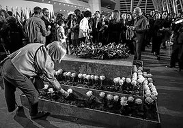 Biktimen senideek arrosa zuriak utzi zituzten Valentzian burutu zen Estatu-omenaldian.