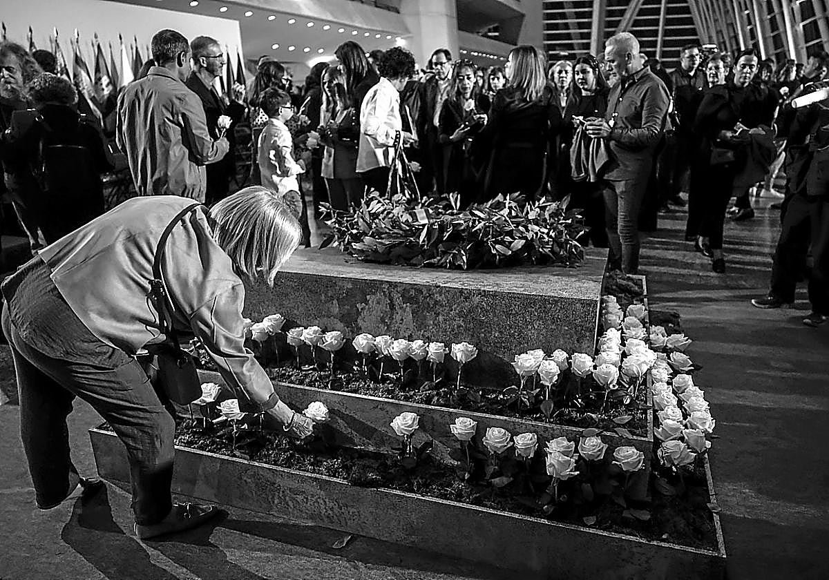Biktimen senideek arrosa zuriak utzi zituzten Valentzian burutu zen Estatu-omenaldian.