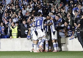 La Real celebrando su victoria.