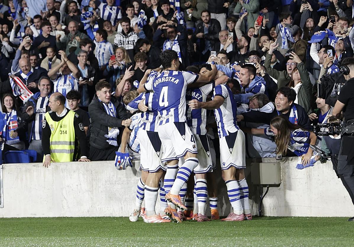 La Real celebrando su victoria.