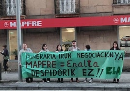 Parte de la plantilla de Funeraria Irun protestando por los despidos y la falta de un marco laboral estable.