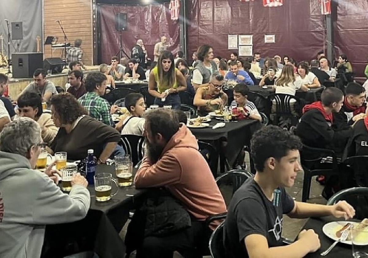 Decenas de personas disfrutan de la pasada edición de la feria de la cerveza Sanlobeerfest en el recinto de Maala.