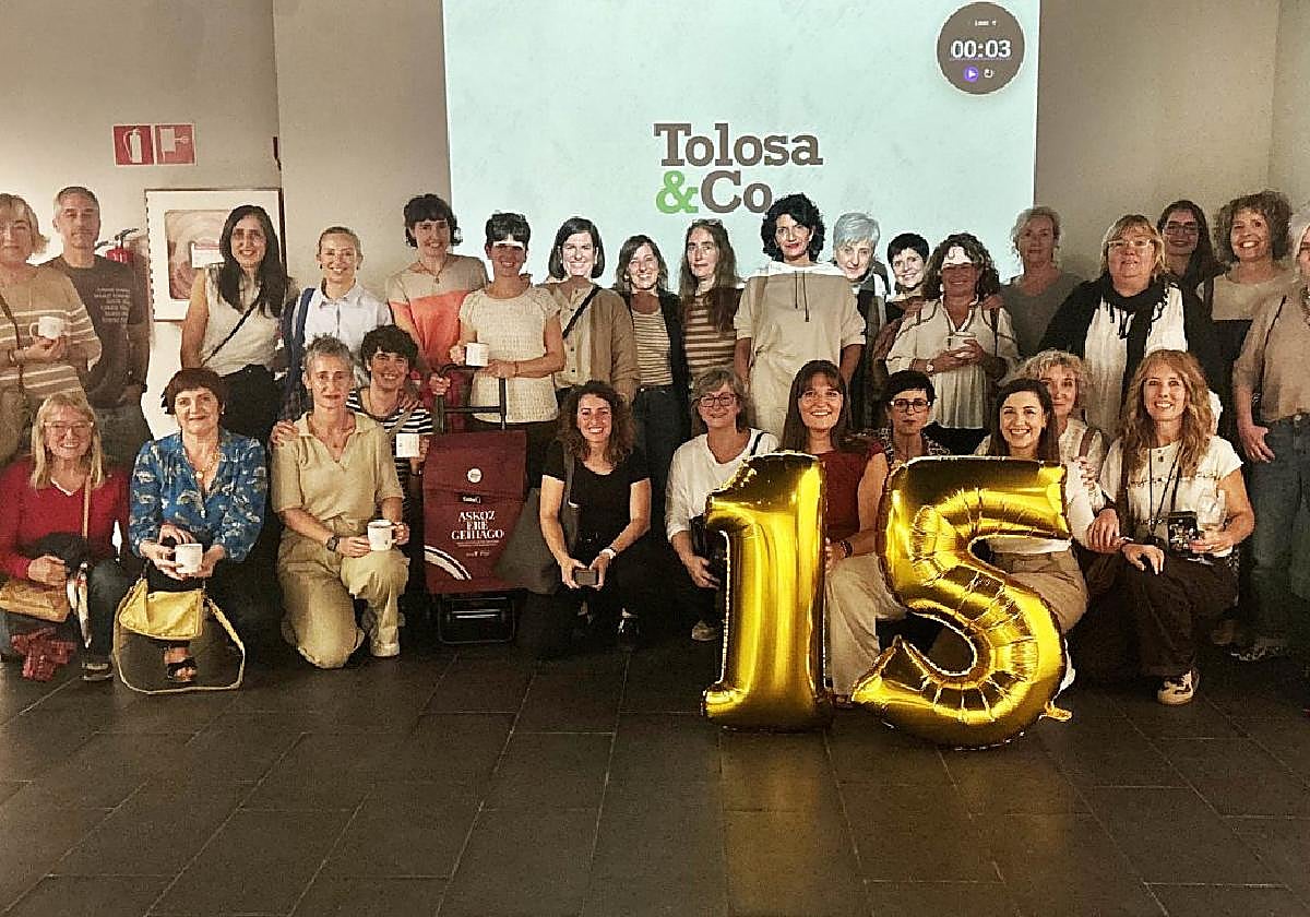 15 aniversario. Foto grupal del quince aniversario de la asociación de los comerciantes de Tolosa.