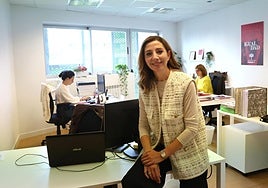 Iratxe Pascual en la sede de Aspegi en Donostia