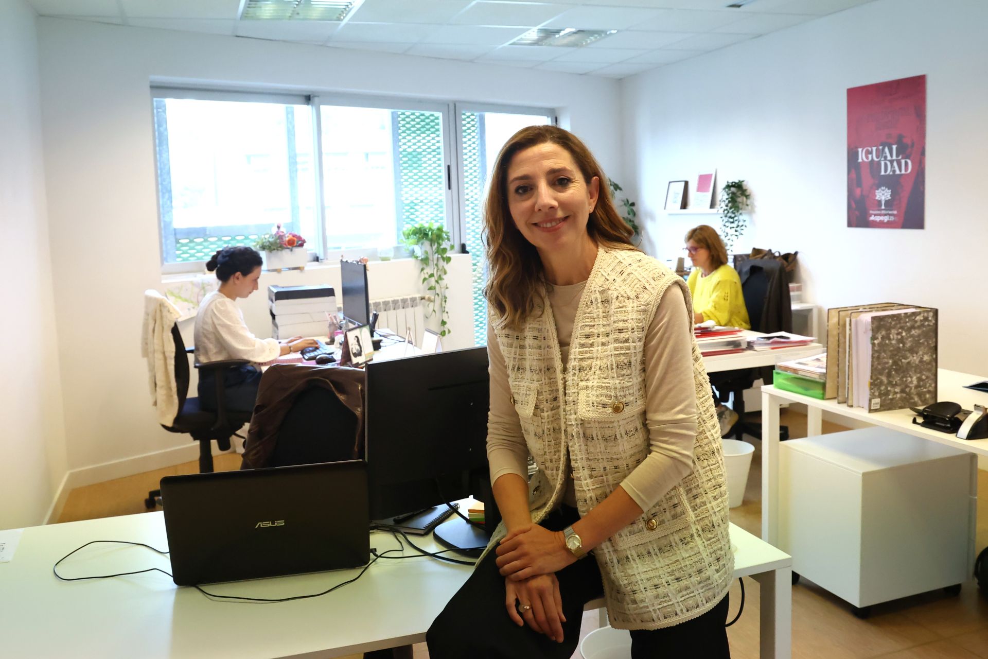 Iratxe Pascual en la sede de Aspegi en Donostia