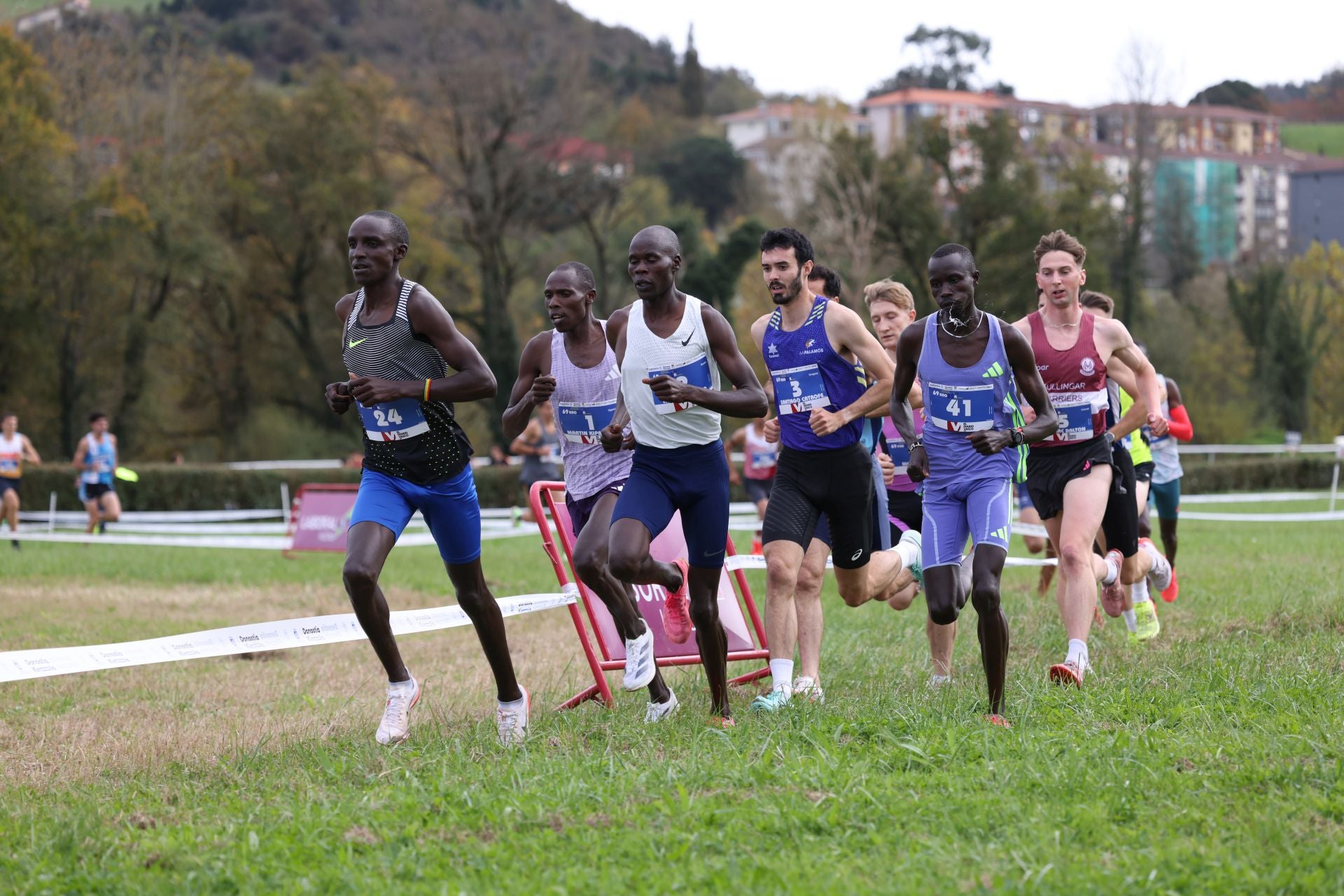 Los atletas kenianos dominan la prueba